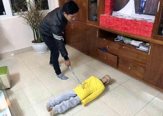 Lời khai của mẹ kế về vụ bé trai 10 tuổi bị bạo hành ảnh 1